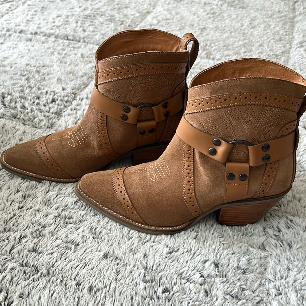 Dingo Gummy Bear Harness Western Fashion Booties Snip toe camel suede NWT size 8